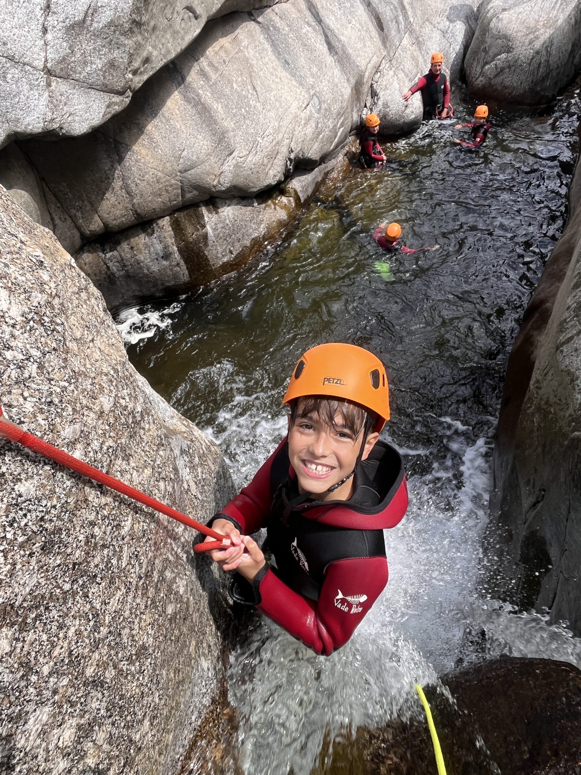 Enfant en activit&eacute; canyoning Ard&egrave;che famille