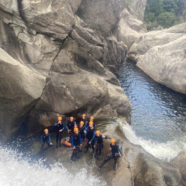 Cascade grande vertical en Ardeche canyoning Aventure