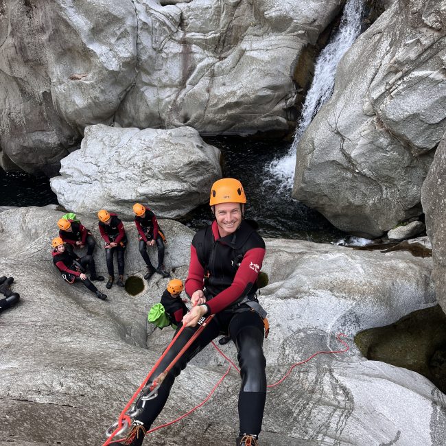 Rappel grande vertical en Ardeche canyoning Aventure