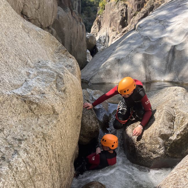 Guide accompagné activité Canyoning siphons sous blocs