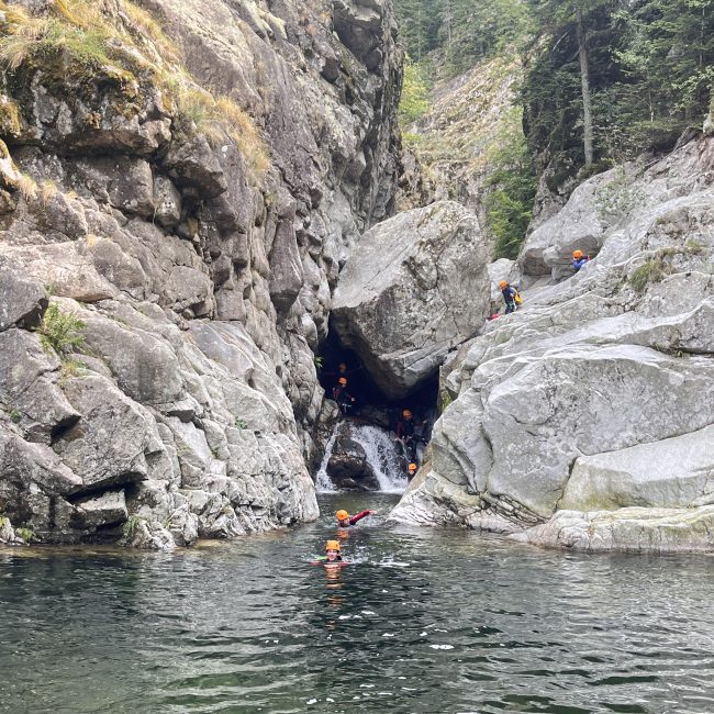 Nage en rivière turquoise Ardeche activité journée famille