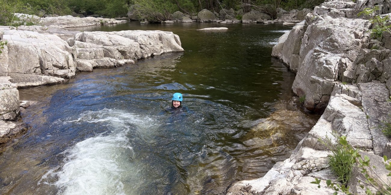 nage en piscines naturelles d'ardeche en canyoning avec guide
