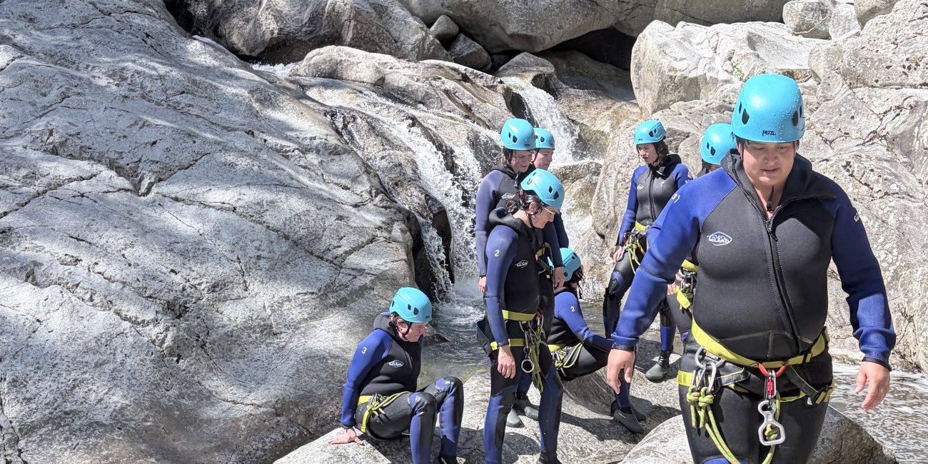 activité sportive plein air entre copines canyoning lozere avec guide