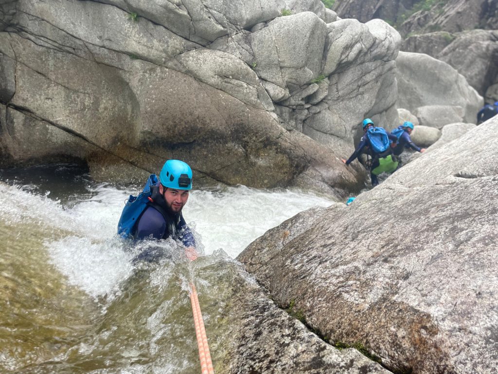 rappel en cascade avec amis EVG activité riviere en piscines naturelles en ardeche canyoning