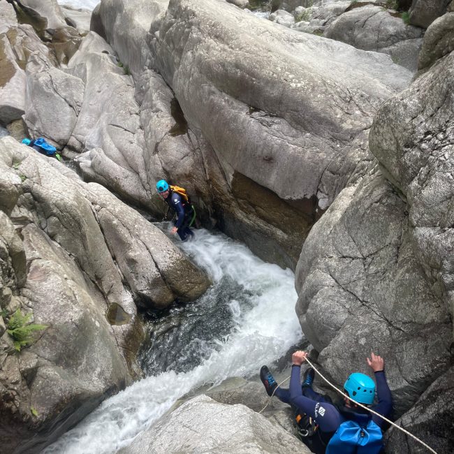 sauter avec amis EVG activité riviere en piscines naturelles en ardeche canyoning cascades