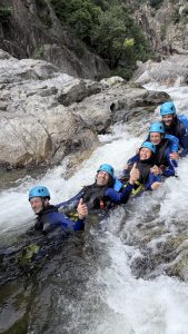 groupe des amis avec l'activité parfait en canyoning
