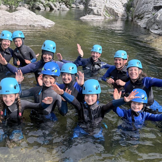 activité pour la famille aquatic canyoning balade riviere avec guide