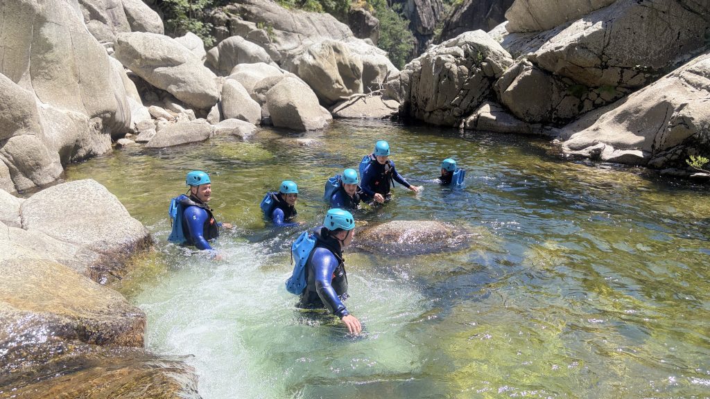 Groupe en sortie canyoning en Ard&egrave;che Aventure