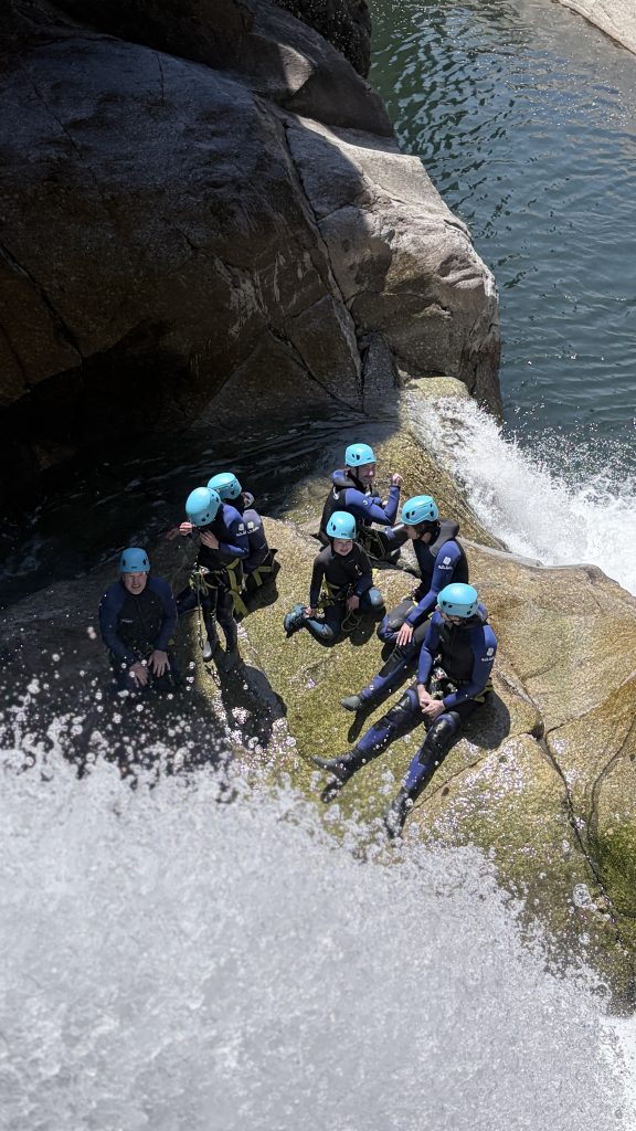 Cascade grande verticale en Ard&egrave;che canyoning Aventure