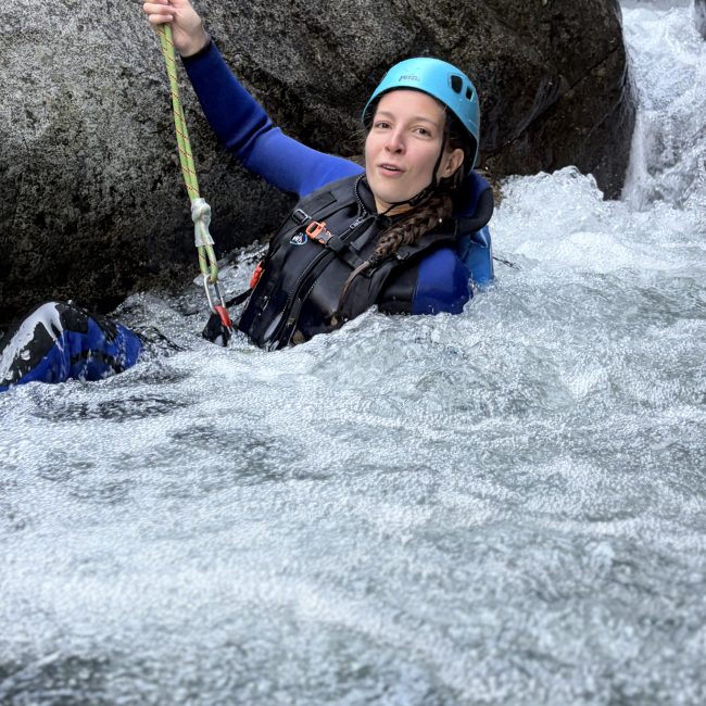Femme Canyoning activité les Vans en lozère outdoor journée filles EVJF
