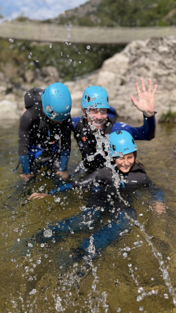 Enfant en activit&eacute; canyoning Ard&egrave;che famille