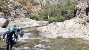 balade riviere dans le bas du chassezac en famille en tout securité barrage de pied de borne