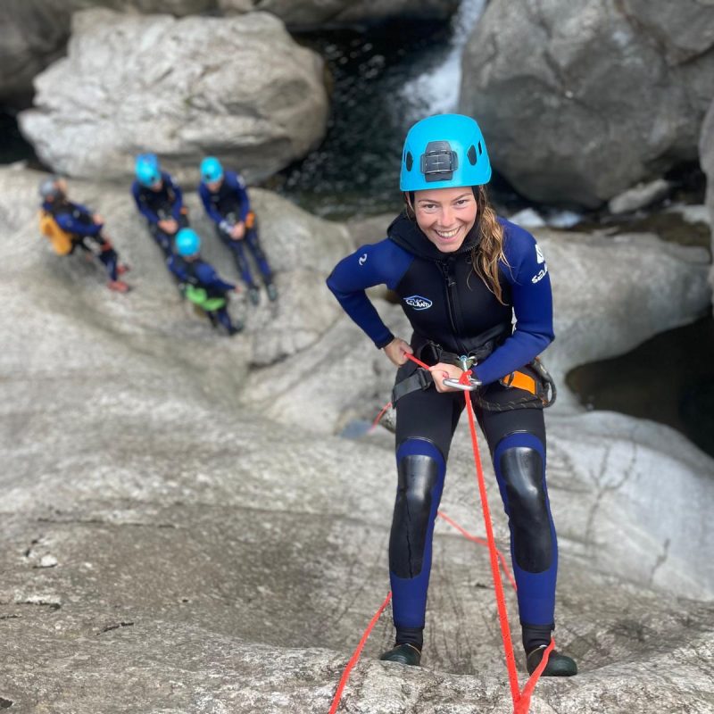 Pont naturel dans canyon en Ardèche