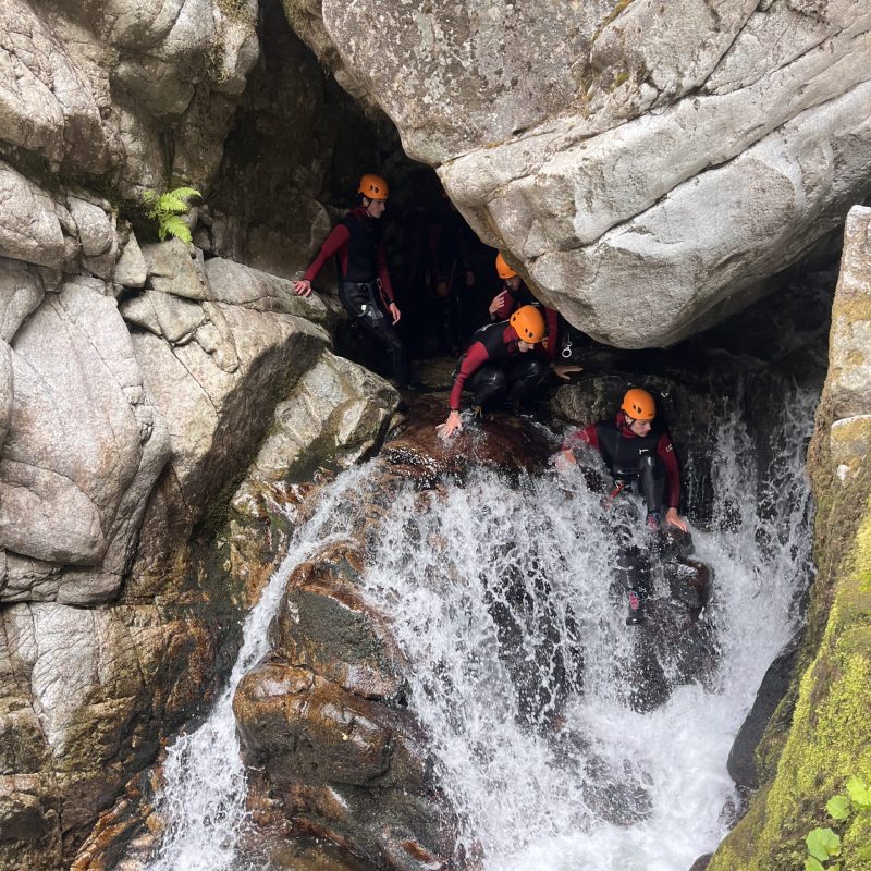 Marche dans lit de rivière canyoning Ardèche