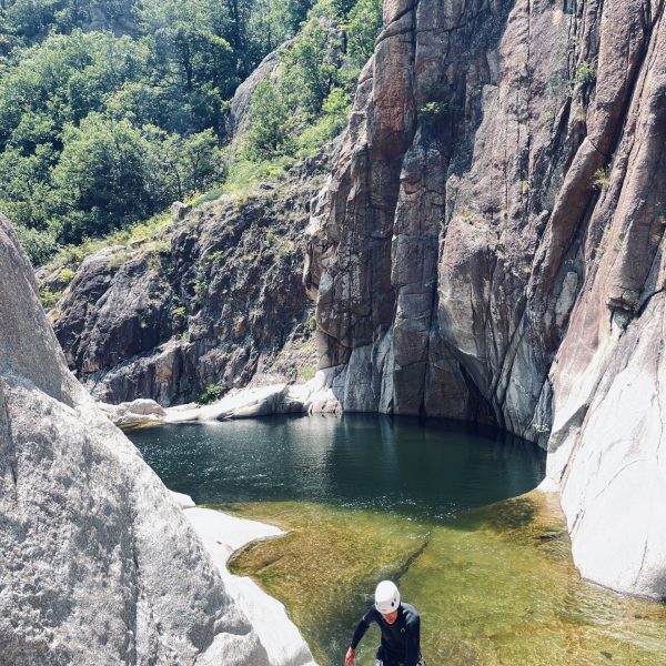 Groupe équipé dans le canyon Ardèche