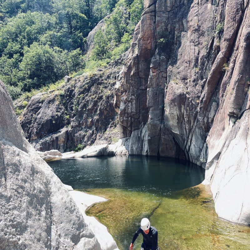 Groupe équipé dans le canyon Ardèche