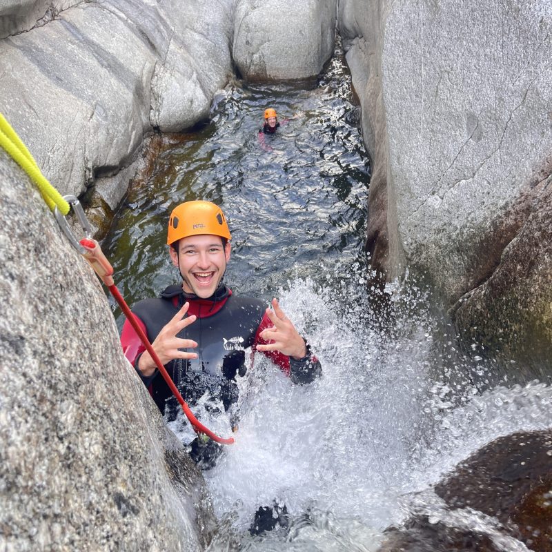 Saut depuis une roche canyoning Ardèche