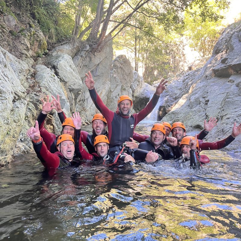 Nage dans eau claire canyon Ardèche