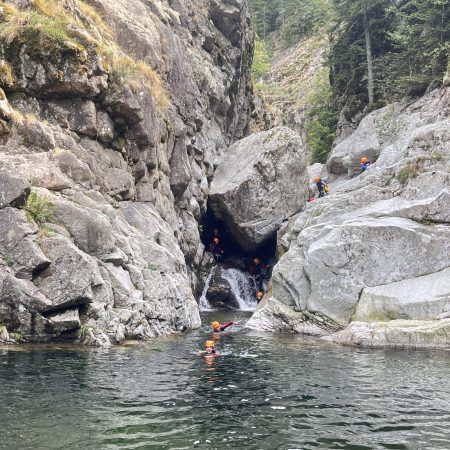 Nage en rivière turquoise Ardeche activité journée famille