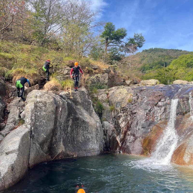 Guide assistant un participant canyoning Ardèche