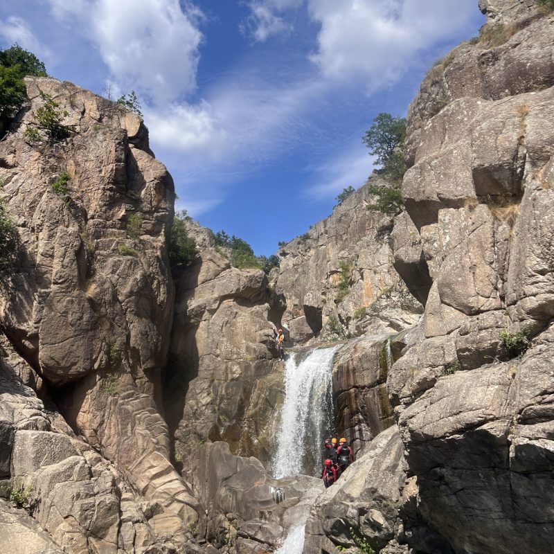 Équipe en pleine descente canyon Ardèche